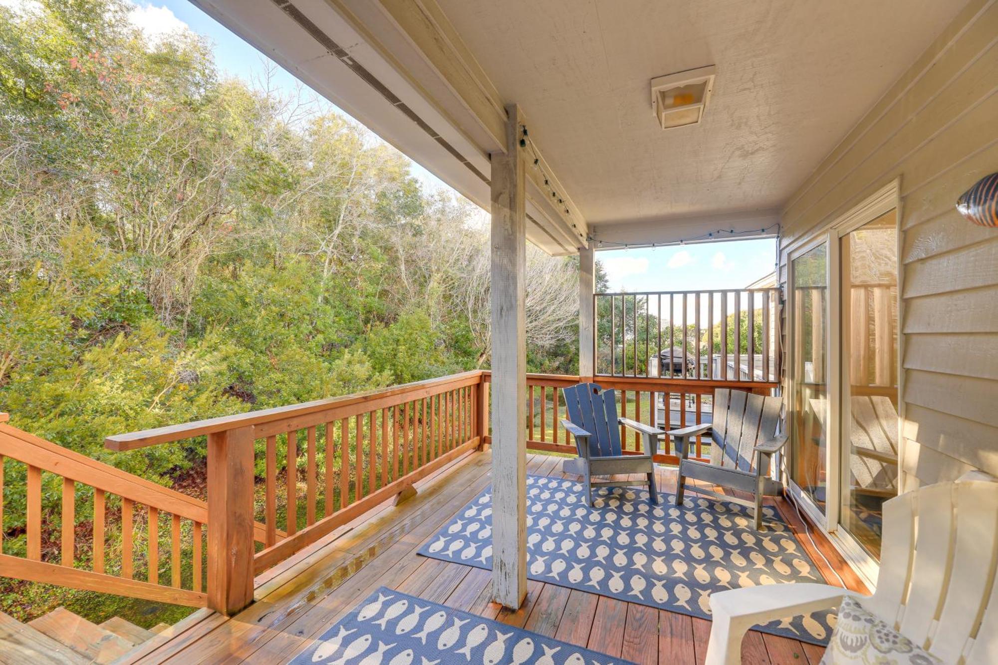 Well-Equipped Emerald Isle Townhome Pets Welcome! Exterior photo