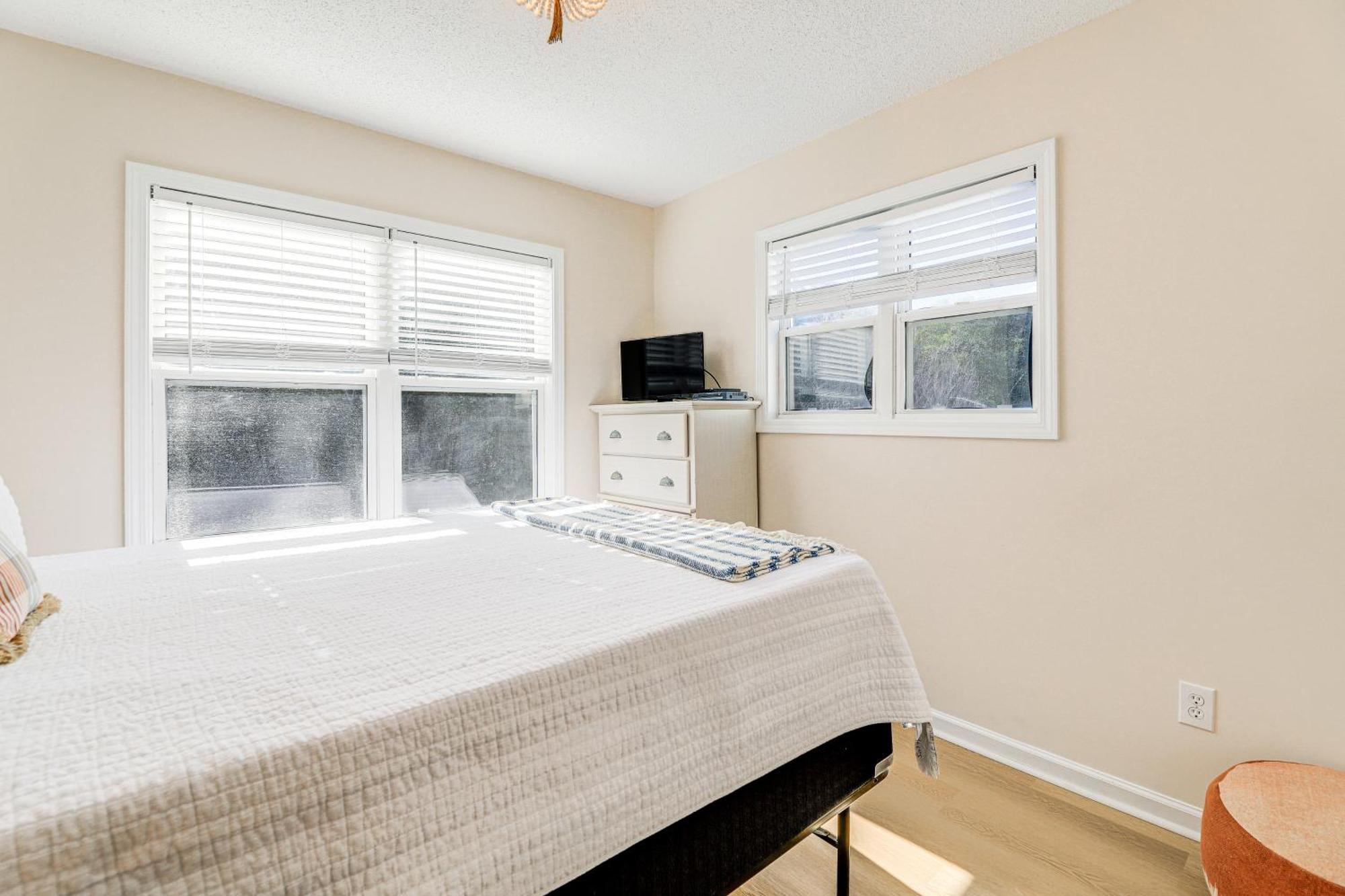 Well-Equipped Emerald Isle Townhome Pets Welcome! Exterior photo