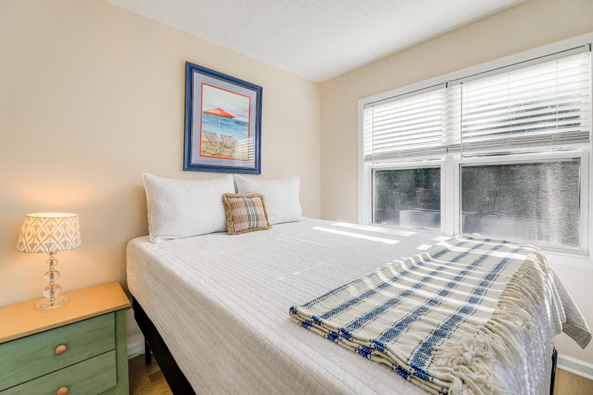 Well-Equipped Emerald Isle Townhome Pets Welcome! Exterior photo
