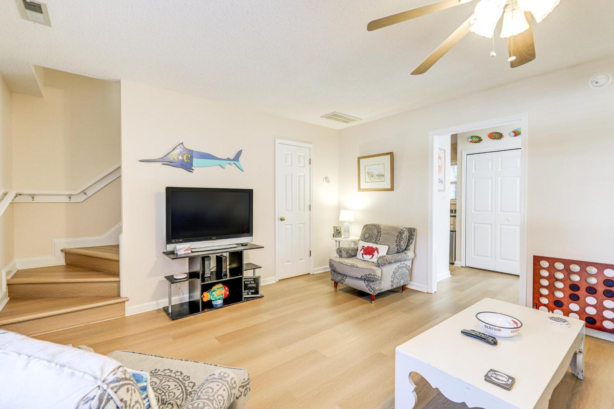 Well-Equipped Emerald Isle Townhome Pets Welcome! Exterior photo